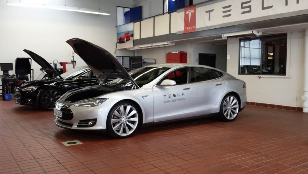 Tesla v servise