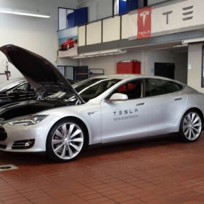 Tesla v servise