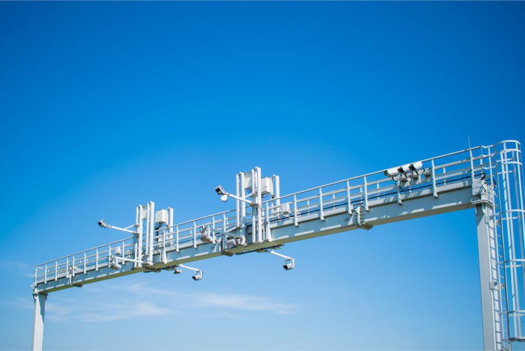 radar umiestnený na mýtnej bráne nad diaľnicou