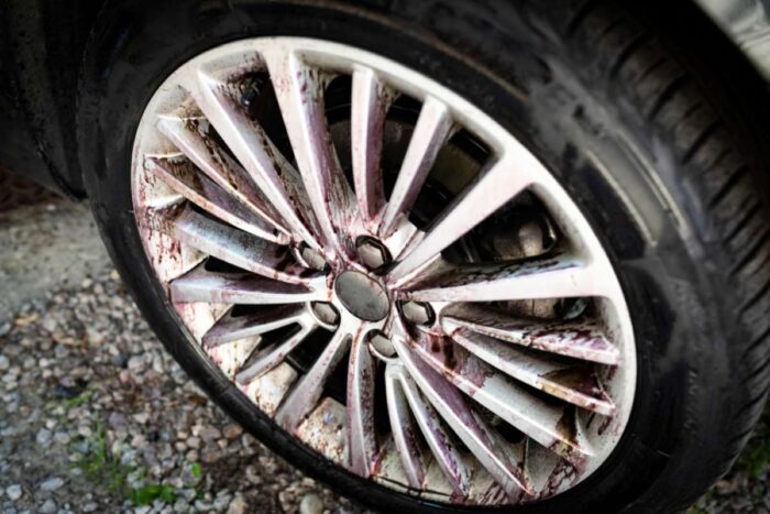 Koniec čiernym fľakom: Zistite, ako správne umyť elektróny a nezničiť si lak