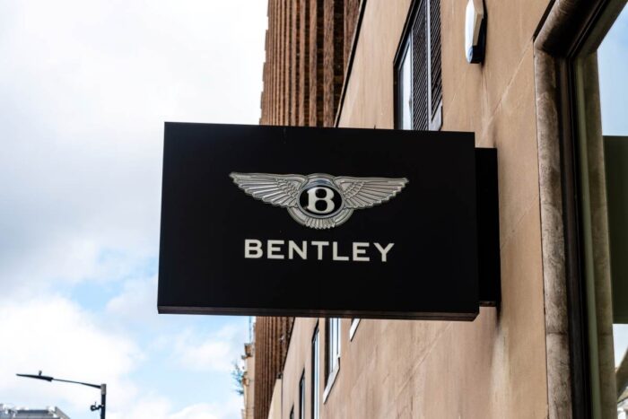 Bentley a Rolls-Royce menia plány: Pozrite sa na návrat spaľovacích motorov v luxusnej triede