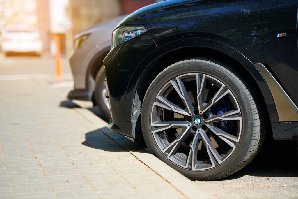 Parkovanie na ostrých hranách obrubníkov