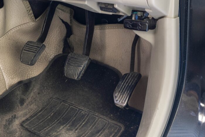 Najskôr spojka alebo plyn? Pozrite sa na chybu, ktorá vám potichu ničí auto