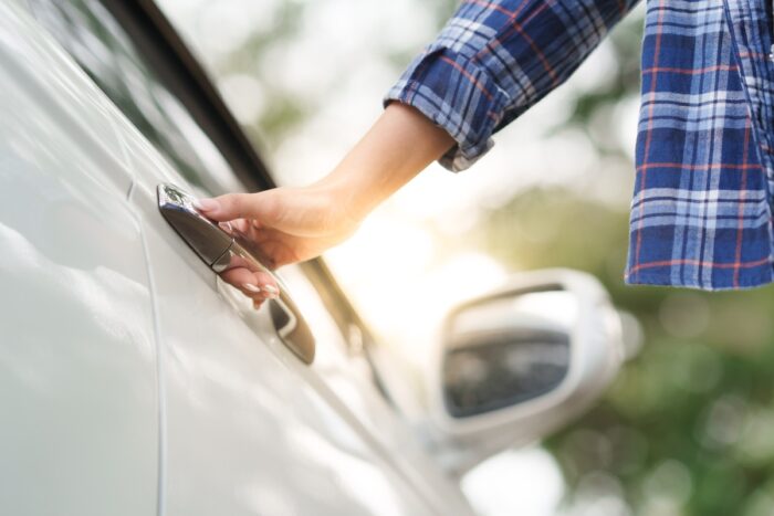Tlačidlo na kľučke auta: Pozrite sa na skrytú funkciu, ktorú denne prehliadajú milióny vodičov