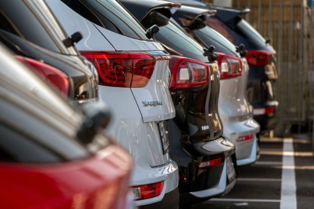 Kia Sportage zaparkovaná pred autosalónom. Spomedzi desiatich analyzovaných modelov zaznamenala najnižší prepad reziduálnej hodnoty – len 42,3 percenta za päť rokov.