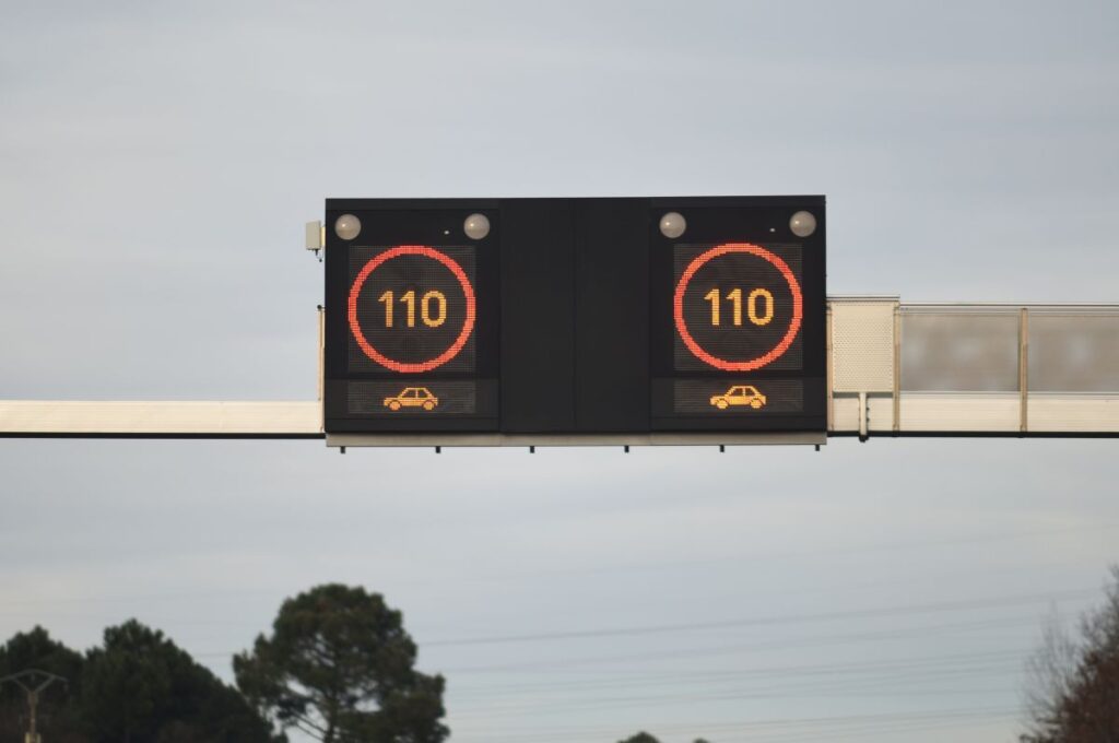 Premenlivé dopravné značky na českej diaľnici D3 ukazujú limit 110 km/h.