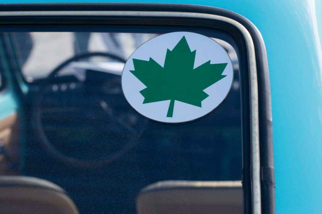 Značka zeleného listu na zadnej časti vozidla mladého vodiča v Poľsku.