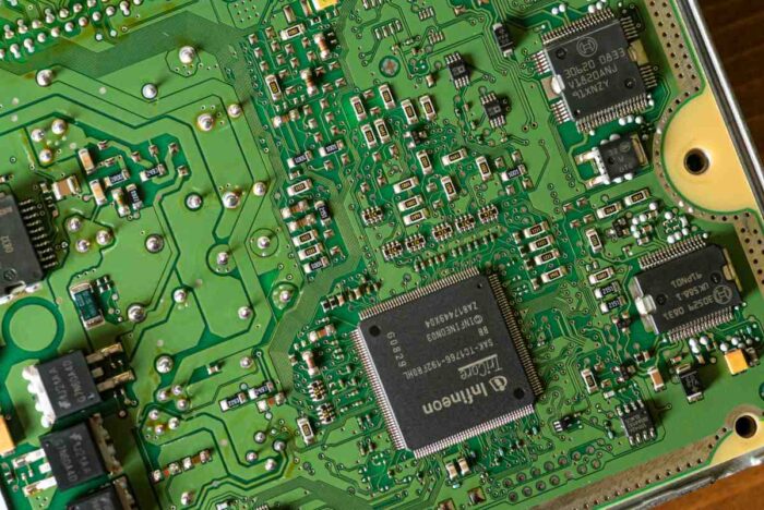 EÚ sprísňuje pravidlá. Čiernu skrinku v aute nevypnete a polícia si dáta prečíta