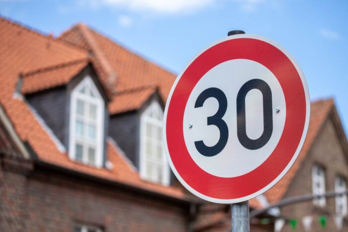 Rakúsko zavádza 30 km/h v mestách: Slováci môžu dostať pokutu za dnešných bezpečných 50