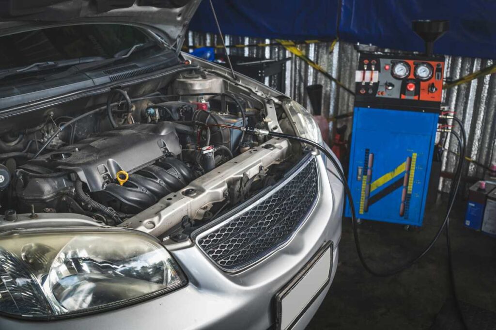 Pohľad na automatickú prevodovku, v ktorej sa mení starý olej