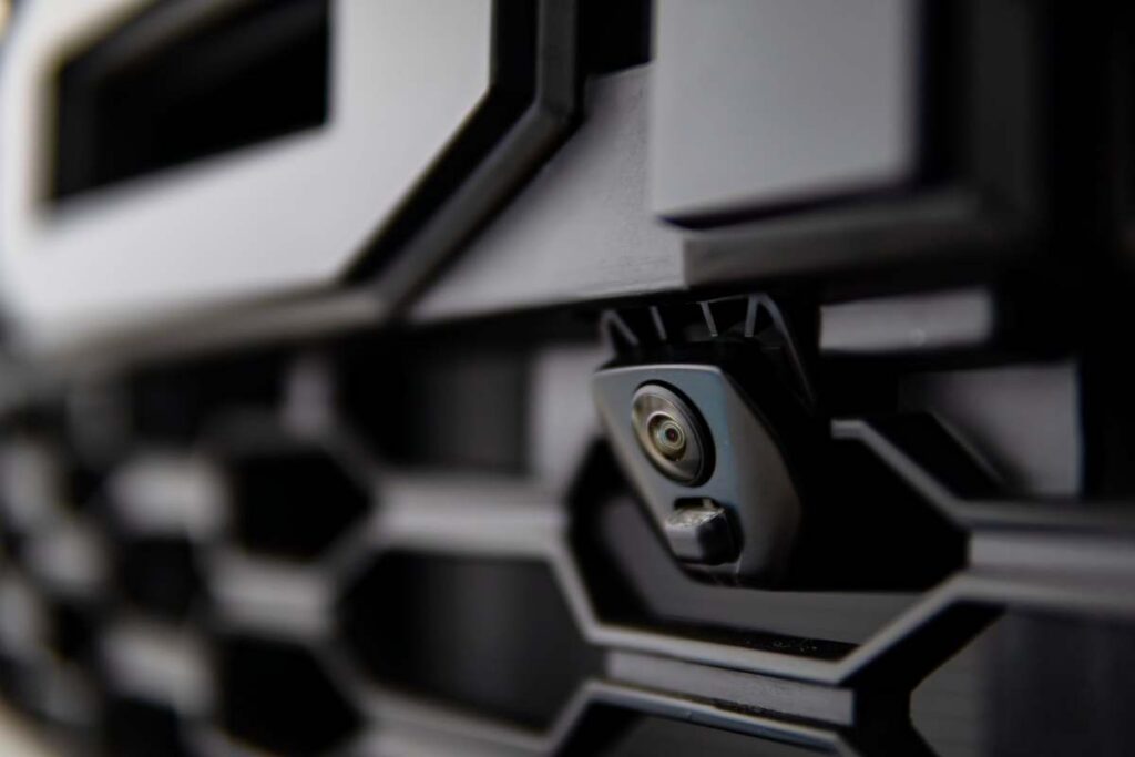 Detailný záber na radar a senzory v prednej maske moderného vozidla