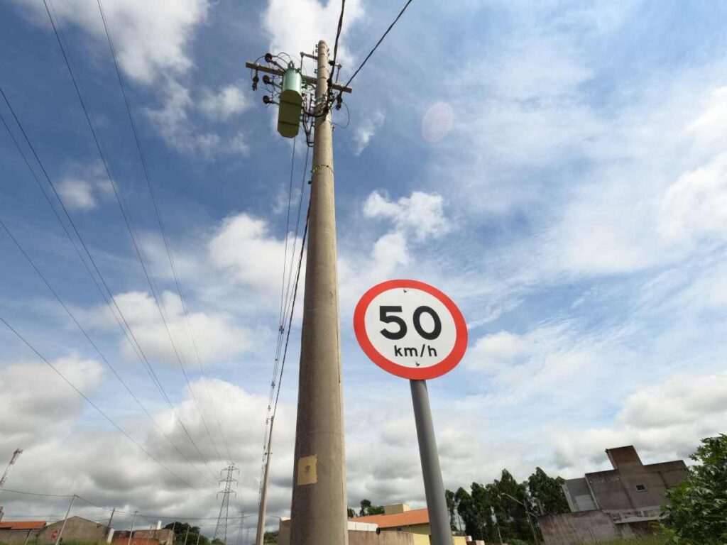 Dopravná značka s obmedzením rýchlosti na 50 km/h v obci.