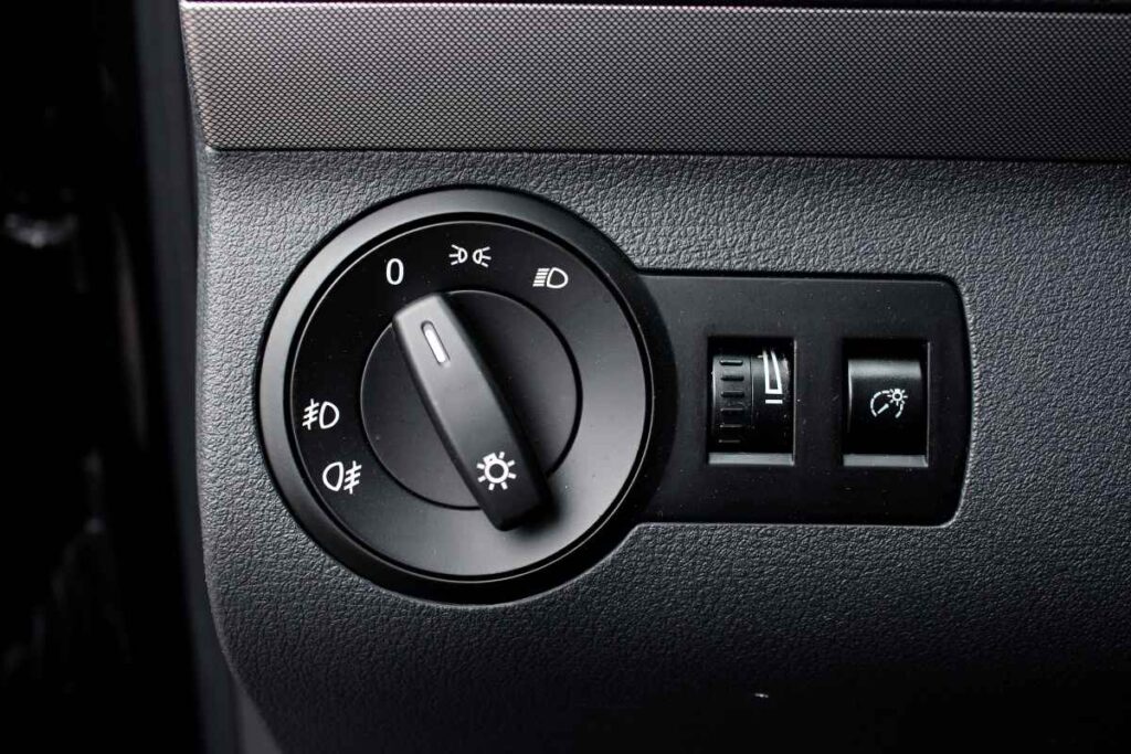 Detailný záber na prepínač svetiel v aute