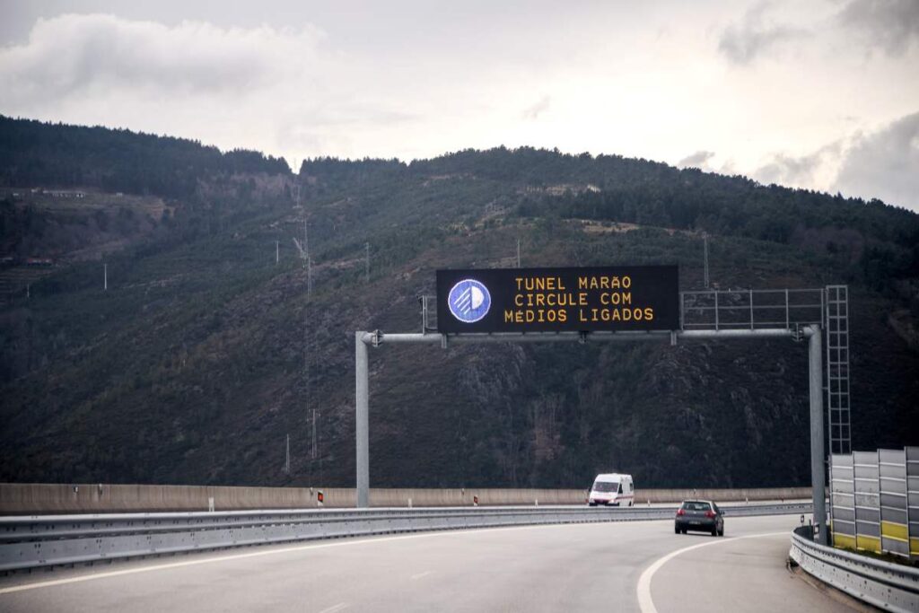 stretávacie svetlá pred vjazdom do tunela