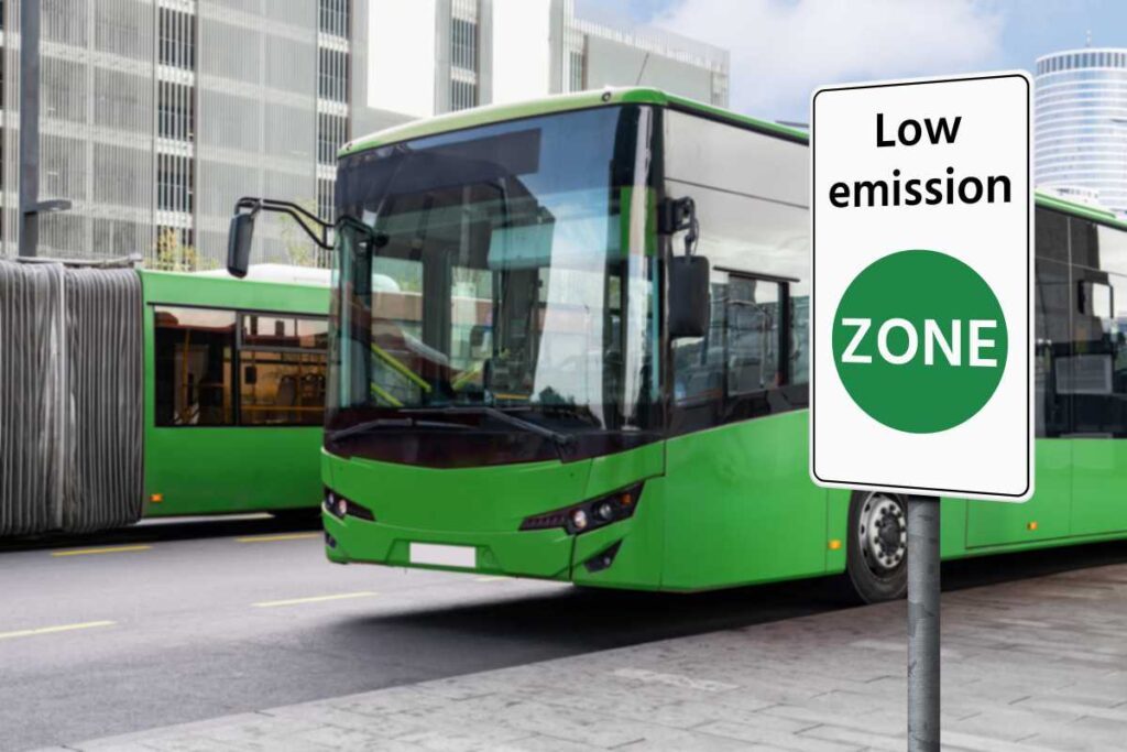 Značka nízkoemisnej zóny na vjazde do európskeho mesta