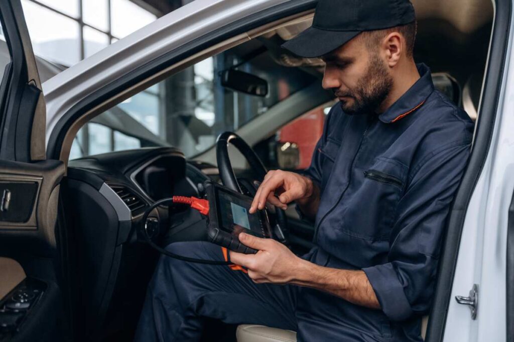 Technik na stanici STK používa diagnostický prístroj