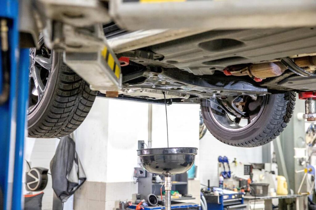 Vypúšťanie starého oleja z motora.