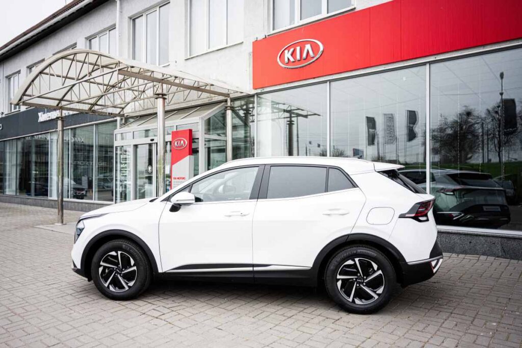Kia Sportage zaparkovaná pred autosalónom.