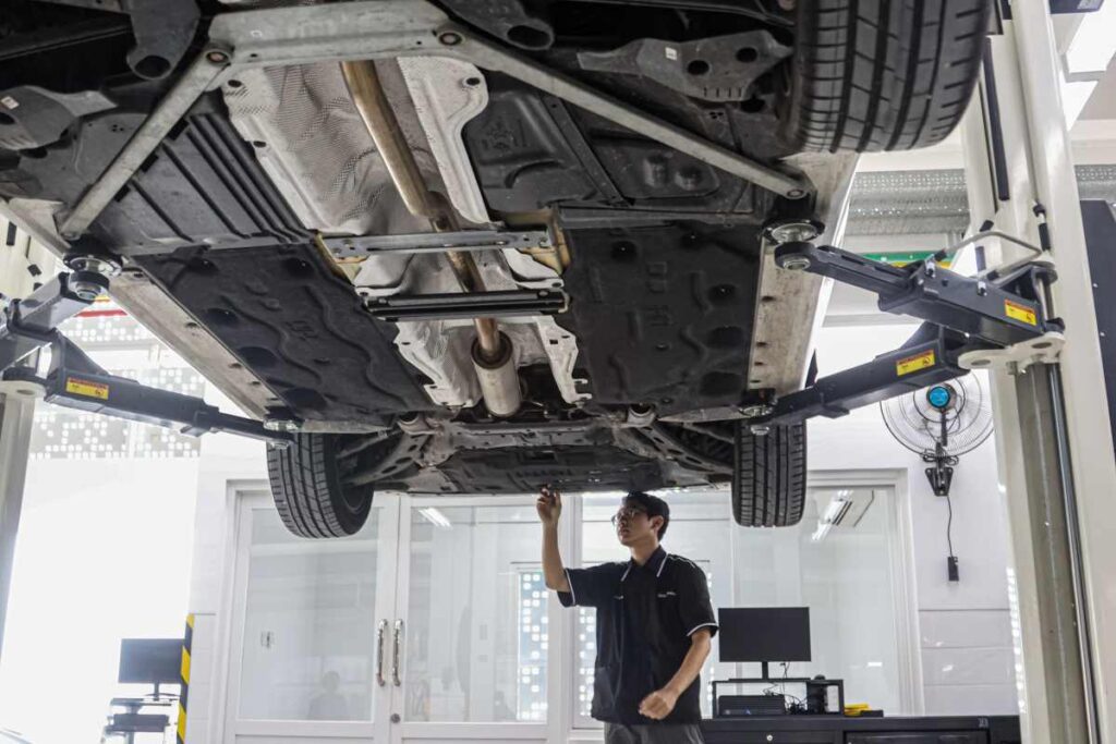 Hybridný Peugeot 208 na diagnostickom zdviháku