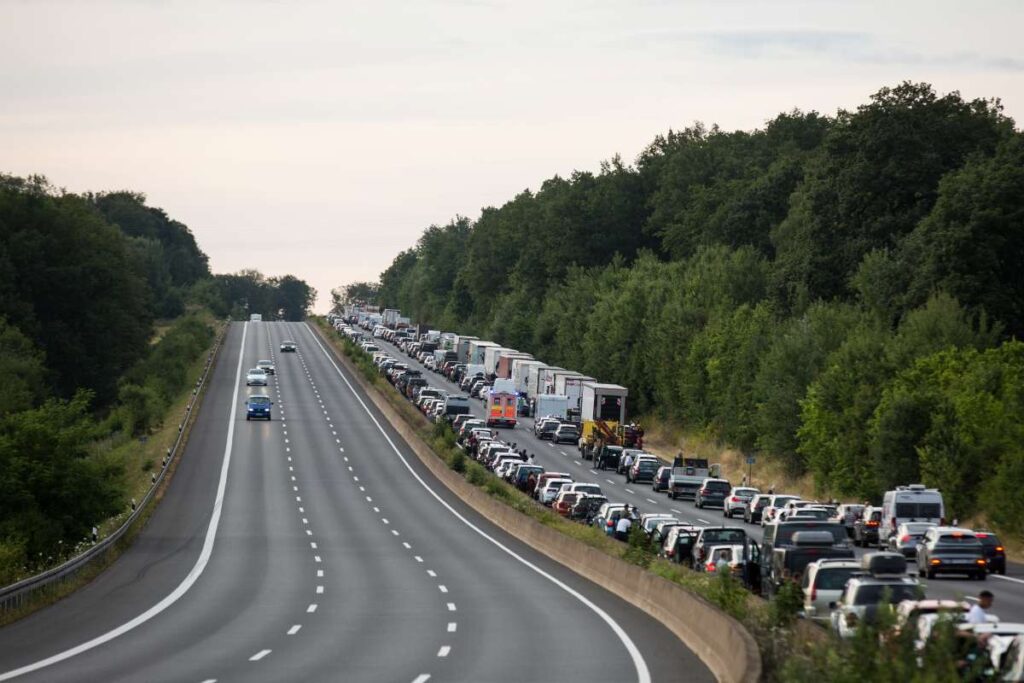 Záchranárska ulička na rakúskej diaľnici A4 pri hustej premávke.