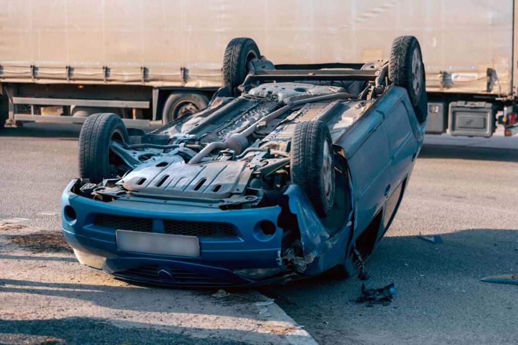 Poškodené auto po vážnej nehode na rumunskej diaľnici