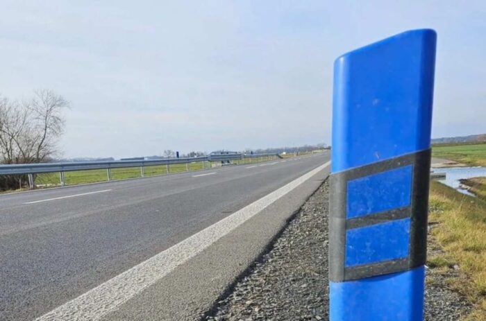 Modrý stĺpik pri ceste: Väčšina vodičov netuší, čo varuje – a práve tam hrozí šmyk