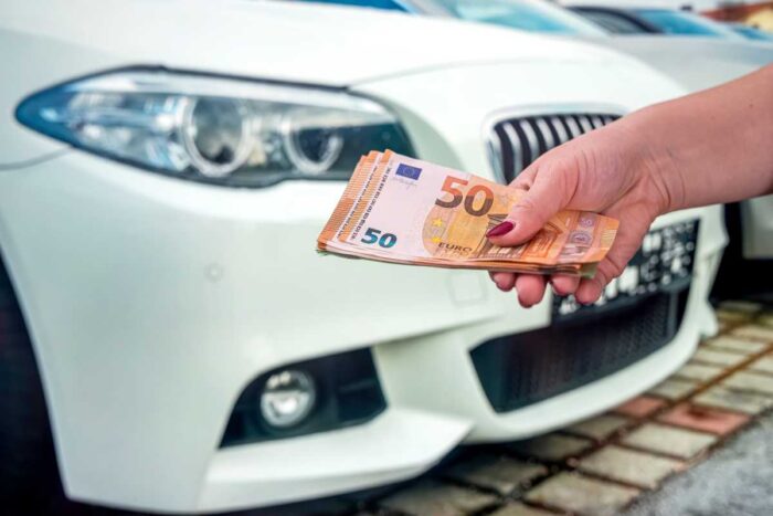 Predáš auto a nedostaneš ani euro: Tento podvod sa šíri Európou