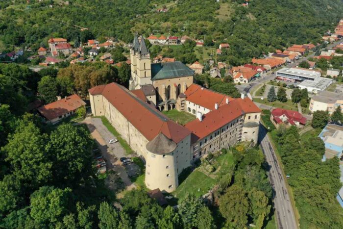 Hronský Beňadik: Kláštor, ktorý sa zmenil na pevnosť a ukrýva relikviu Kristovej krvi