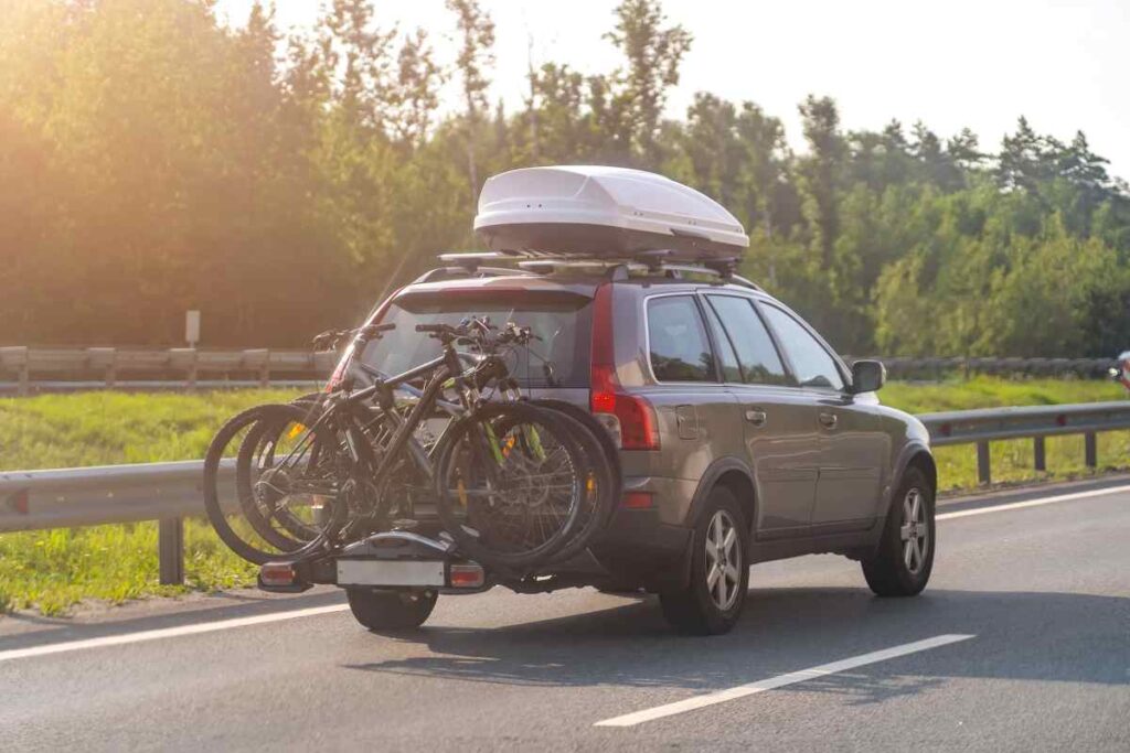 Strešný box a nosič bicyklov na rodinnom aute.