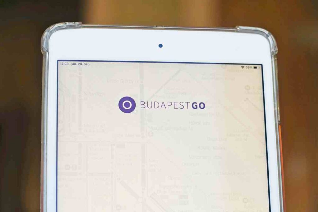 Slovenský vodič zadáva platbu cez mobilnú aplikáciu BudapestGO. Hotovosť pri parkovaní stráca zmysel a pokuty pribúdajú.
