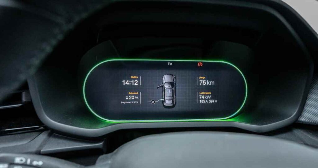 Detail displeja elektromobilu s nabíjacím výkonom 70 kW