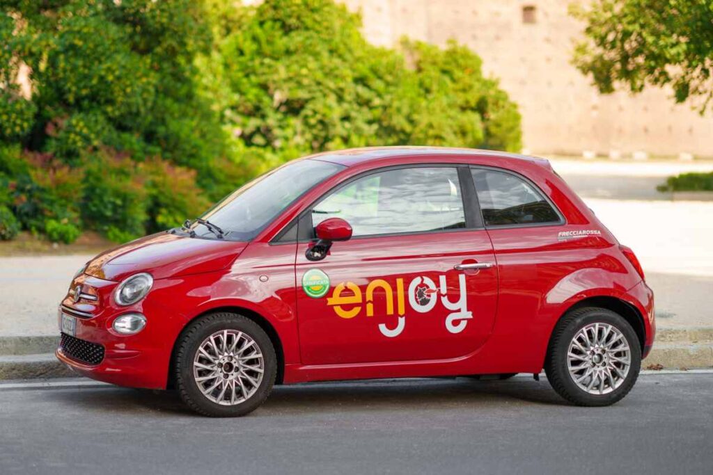 Mestské zdieľané auto zaparkované na ulici