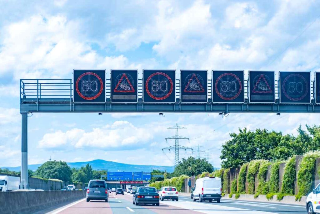 Rakúska diaľnica s elektronickými bránami systému ASFINAG.