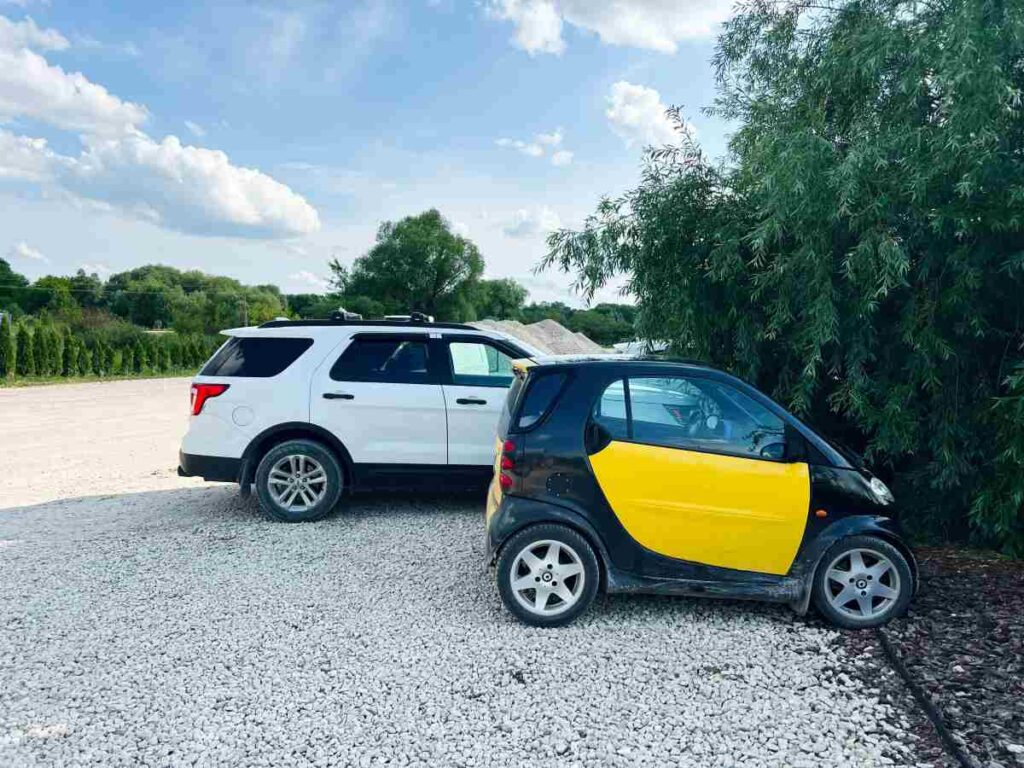 Porovnanie malého mestského auta a veľkého vozidla