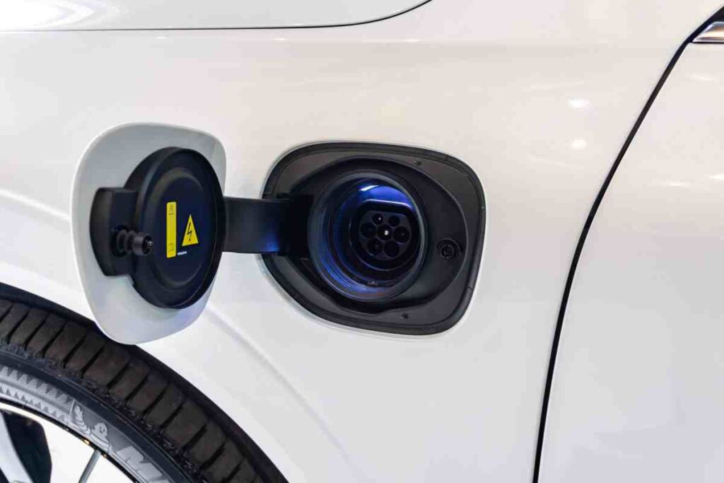 Detail na nabíjanie plug-in hybridu Volvo XC60 PHEV