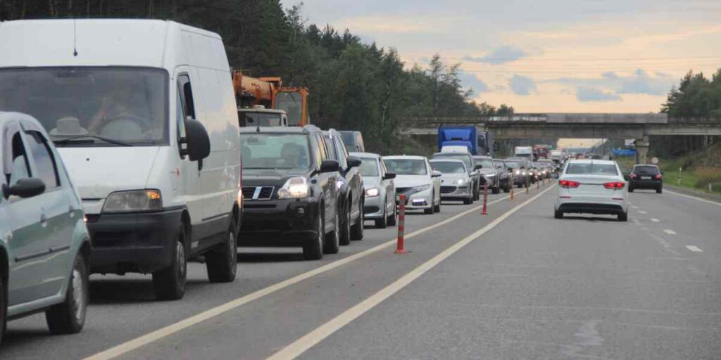 Hustá kolóna na diaľničnom priechode