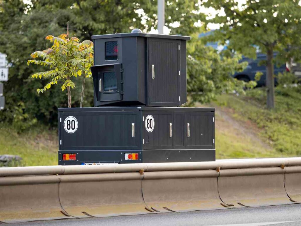 Enforcement Trailer zaparkovaný pri diaľnici