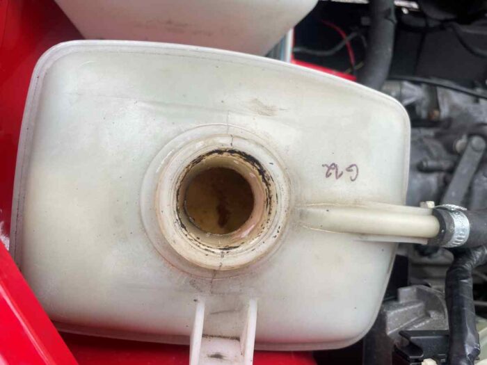 Ako starnutie chladiacej kvapaliny ticho ničí motor zvnútra: Málokto vie, že ju treba reálne meniť