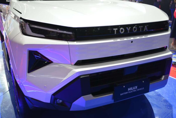 Toyota Hilux (2026) prichádza na trh: Nesmrteľný pracant dostal prvýkrát čistú elektrinu a prekvapivú cenovku
