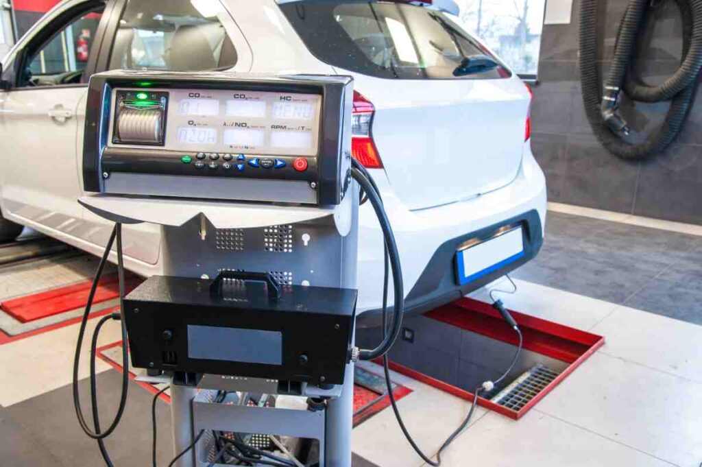Technik meria dymivosť dieselového motora pomocou opacimetra počas kontroly emisií.