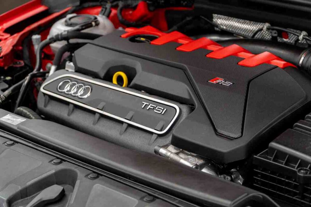 Audi RS 3 využíva 2,5-litrový päťvalcový motor TFSI s výkonom 400 koní a krútiacim momentom 500 Nm.