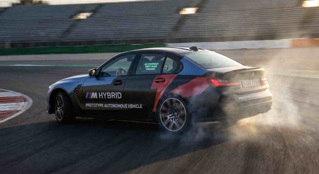 Patentovaný systém autonómneho driftovania dokáže samostatne otáčať volantom a držať ideálne kontra.