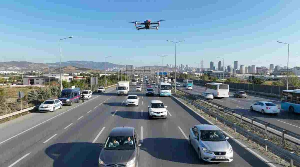 Policajný dron krúži vo výške stopäťdesiat metrov a vodič ho zdola prakticky nezbadá ani nepočuje.