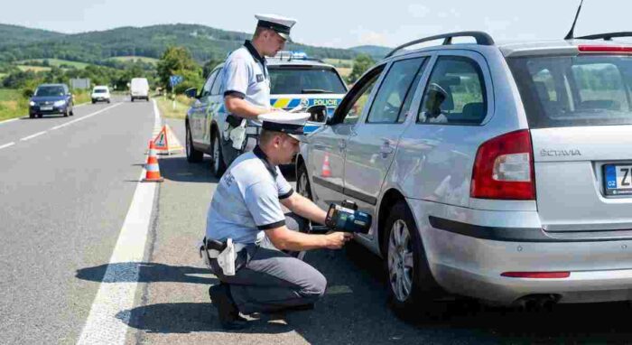 Českí policajti merajú hĺbku dezénu digitálnymi skenermi: Kontrola pneumatík trvá len niekoľko sekúnd