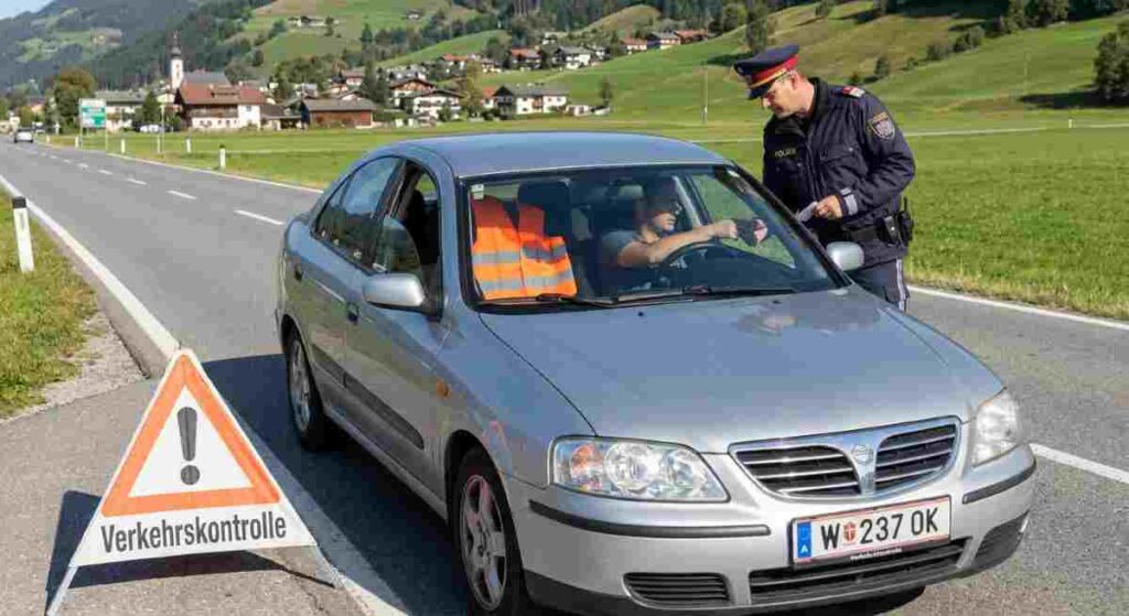 Rakúska polícia nekompromisne pokutuje vodičov, ktorí nemajú reflexnú vestu v dosahu ruky v kabíne.