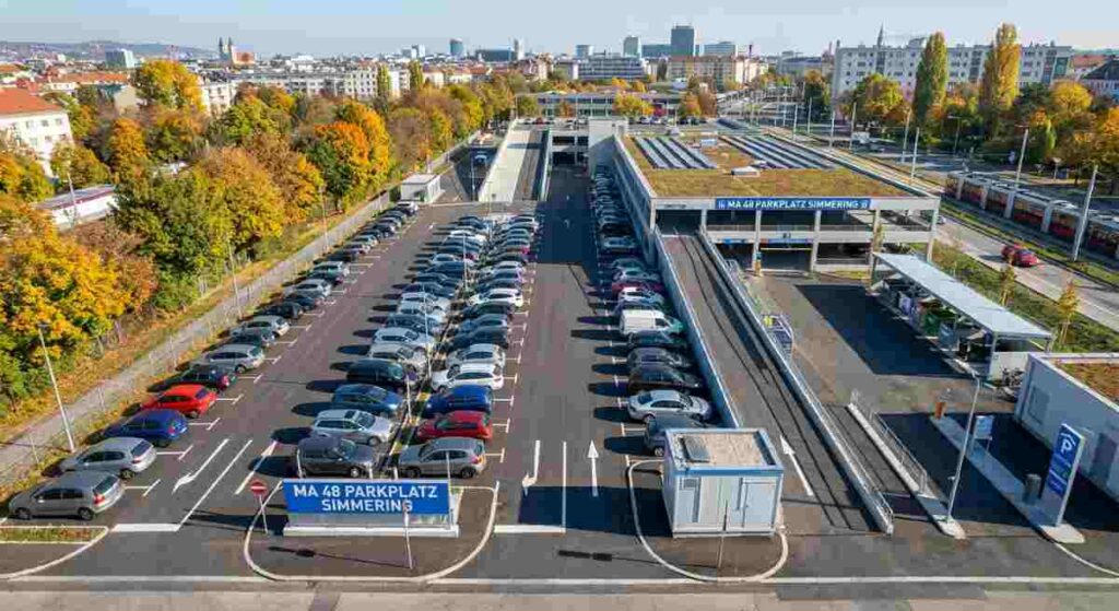 Odstavné parkovisko MA 48 v Simmeringu účtuje za úschovu osobného auta od novembra 13 eur denne.