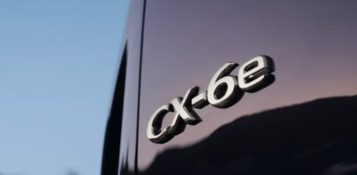 Mazda šokuje luxusným elektrickým SUV: Model CX-6e dostal obrí 5K displej cez celú palubnú dosku