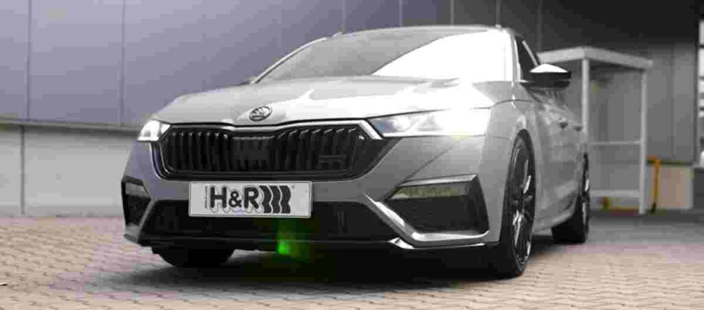 Hybridná Škoda Octavia prichádza na trh. Plný hybrid mieri proti Corolle, no z kufra vzal 155 litrov. Pozrite si test a rady.
