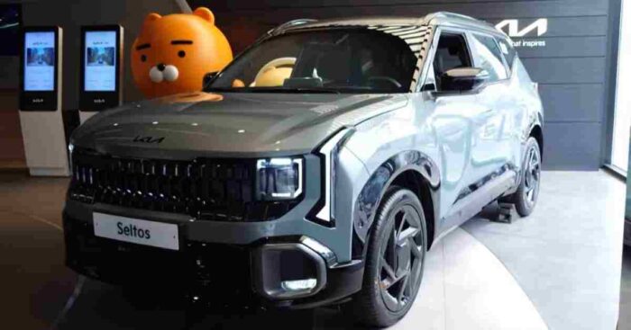 Kia Seltos Hybrid dostala elektrickú štvorkolku a zásuvku na 230V: Z kufra napája aj chladničku či náradie
