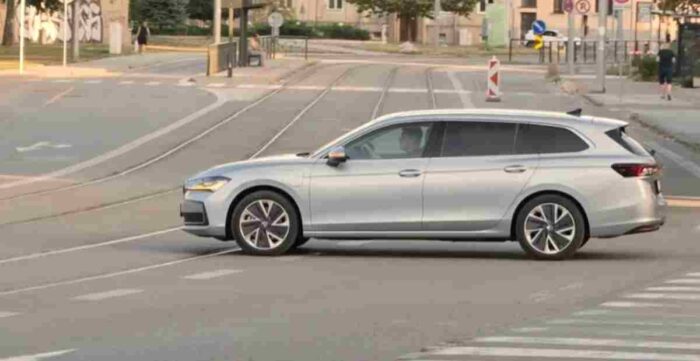 Škoda Superb Combi iV prekonala očakávania: Plug-in hybrid zvláda v meste vyše 120 km bez benzínu